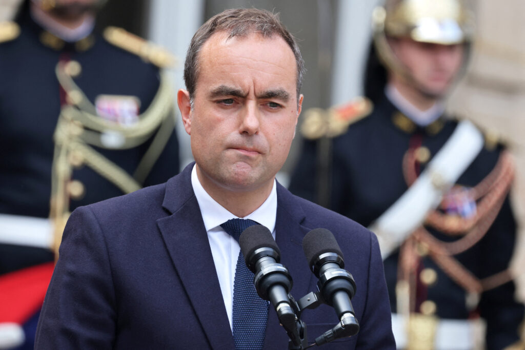 Παραιτήθηκε ο Γάλλος πρωθυπουργός Σεμπαστιάν Λεκορνί – Πέφτει η κυβέρνηση στη Γαλλία