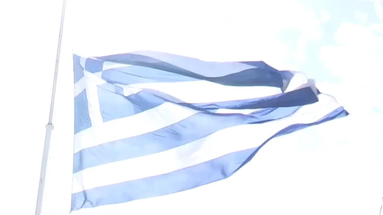 Χίος: Υψώθηκε τεράστια ελληνική σημαία στο λιμάνι ενόψει της 28ης Οκτωβρίου