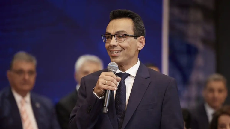 Τέλος η συνεργασία Σέρμπου με το Μέγαρο Μαξίμου – «Κοινή συναινέσει» η παραίτησή του