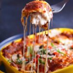 Σουφλέ ζυμαρικών με τυριά, μπέικον και την απόλυτη μπεσαμέλ