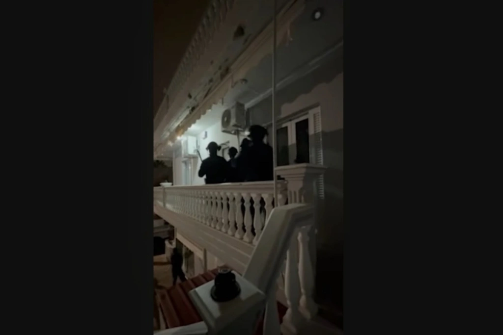 Αστυνομικοί «μπουκάρουν» σε σπίτι σπείρας που εξαπατούσε ηλικιωμένους – Πάνω από 2 εκατ. ευρώ 