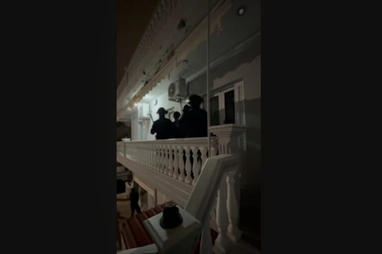 Αστυνομικοί «μπουκάρουν» σε σπίτι σπείρας που εξαπατούσε ηλικιωμένους – Πάνω από 2 εκατ. ευρώ η λεία