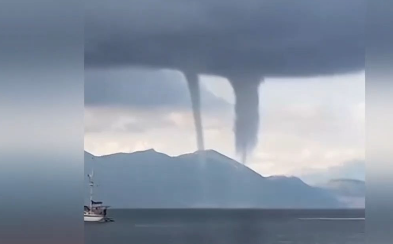 Δύο σπάνιοι υδροστρόβιλοι εμφανίστηκαν στην Αίγινα – Oι εντυπωσιακές εικόνες απο το νησί του Αργοσαρωνικού [βίντεο]