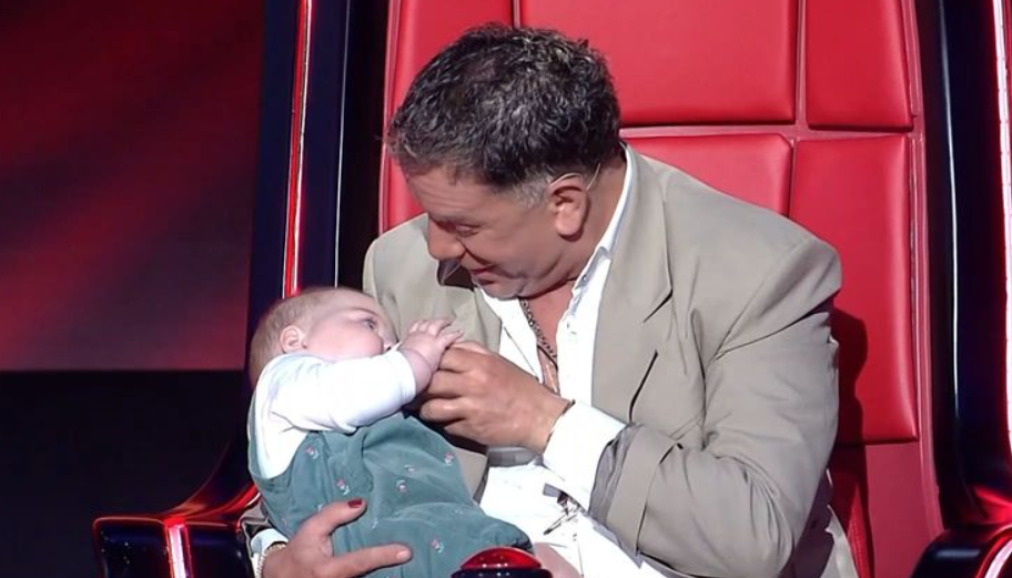 The Voice: Το μωρό της διαγωνιζόμενης «έκλεψε» την παράσταση – Η τρυφερή στιγμή με τον Γιώργο Μαζωνάκη [βίντεο]