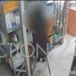 Θεσσαλονίκη: Καρέ-καρέ η ένοπλη ληστεία με απειλή όπλου σε κατάστημα με κινητά – Στα 52.000 ευρώ η λεία [βίντεο]