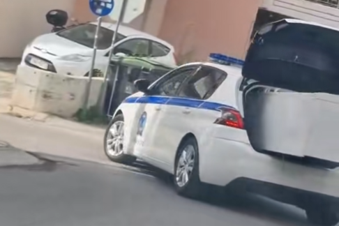 Καματερό: Περιπολικό μετέφερε … ψυγείο στο πορτ μπαγκάζ – Διατάχθηκε ΕΔΕ μετά το βίντεο στο TikTok