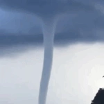 Ένας εντυπωσιακός υδροστρόβιλος στο Αγκίστρι [βίντεο]