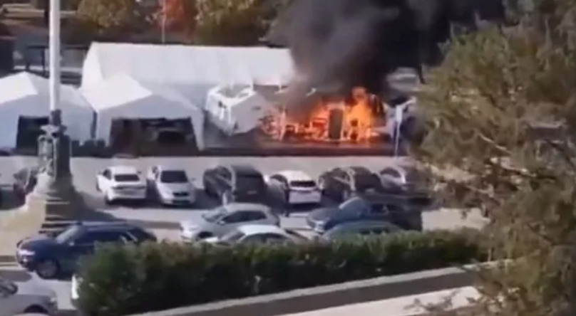 «Ήθελα να εξαφανίσω τον καταυλισμό, με ενοχλούσε»: Οργισμένος ο 70χρονος που έβαλε φωτιά σε σκηνές έξω από τη Βουλή της Σερβίας