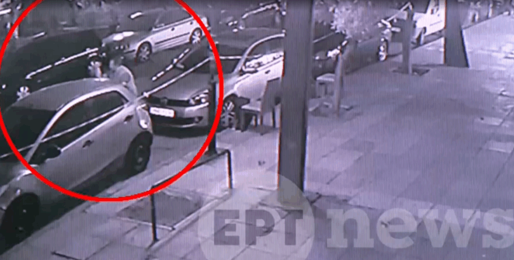 Βίντεο-ντοκουμέντο στην Καλλιθέα: 50χρονος χαράζει ΙΧ και επιτίθεται σε αστυνομικούς
