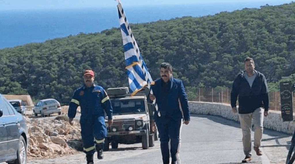28η Οκτωβρίου: Οι κάτοικοι της Γαύδου κράτησαν τη σημαία σε μια παρέλαση χωρίς μαθητές [εικόνες]