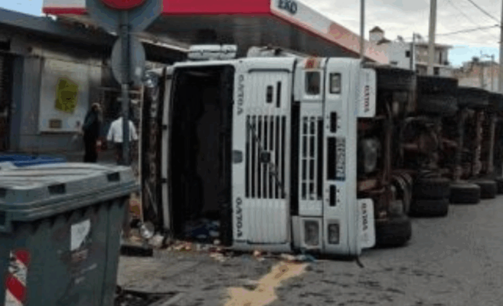 Σοβαρό τροχαίο στη Βάρη: Νταλίκα με σακιά χώματος ανατράπηκε [εικόνες]