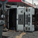 Σοβαρό τροχαίο στη Βάρη: Νταλίκα με σακιά χώματος ανατράπηκε [εικόνες]