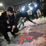 Τέμπη: Συγγενείς θυμάτων έγραψαν ξανά τα ονόματα έξω από τη Βουλή