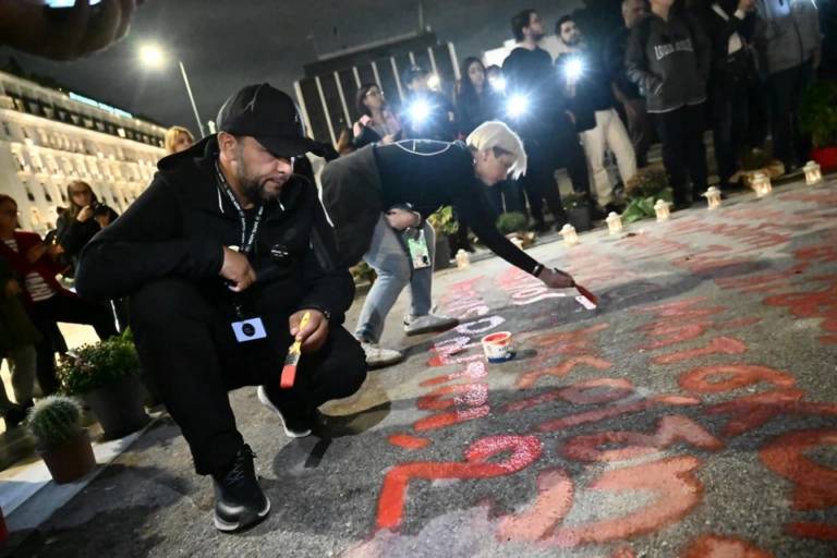 Τέμπη: Συγγενείς θυμάτων έγραψαν ξανά τα ονόματα έξω από τη Βουλή