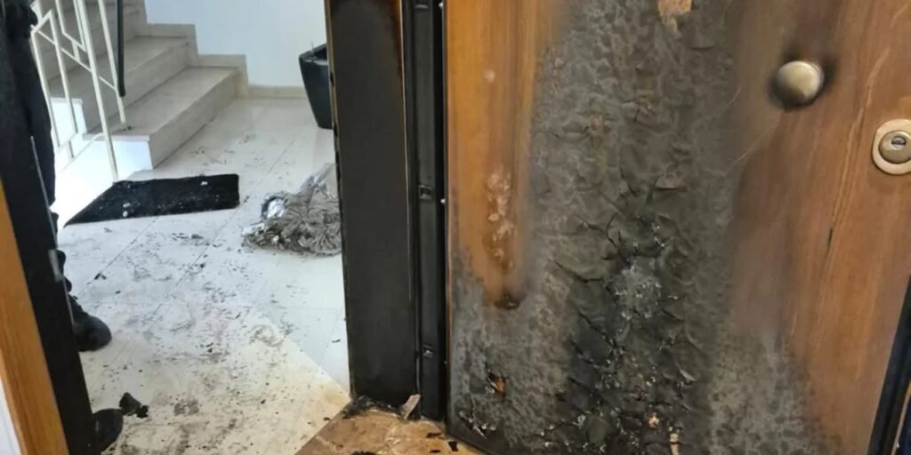 Χάρης Θεοχάρης: Εμπρηστική επίθεση στο γραφείο του – «Πράξη φασιστική και επικίνδυνη» τονίζει η ΝΔ