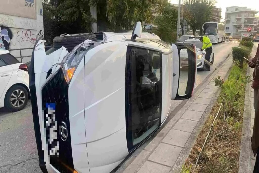 Θεσσαλονίκη: Αυτοκίνητο έπεσε σε παρκαρισμένο όχημα και ανετράπη [Εικόνες]