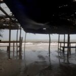 Τυφώνας Μελίσσα: Φτάνει στην Κούβα με ανέμους 195 χλμ/ώρα – Εικόνες καταστροφής από τη Τζαμάικα