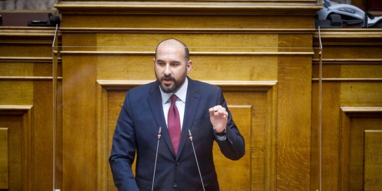 Το τερμάτισε ο Τζανακόπουλος: Συνέδεσε τη λιποθυμία της βουλευτού Αθανασίου με το… 13ωρο!
