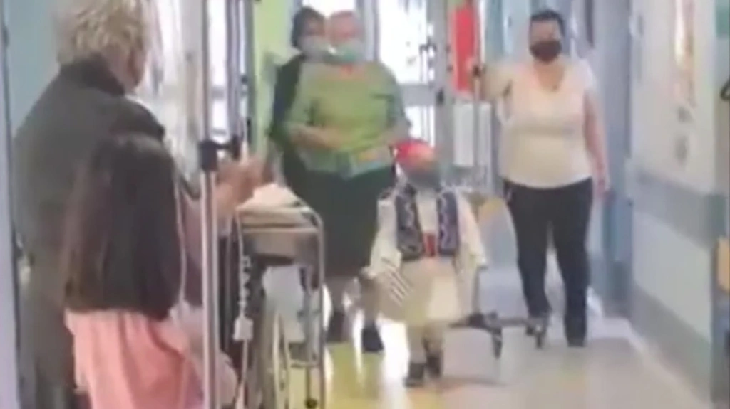 Ρίγη συγκίνησης για τον μικρό Γαβριήλ που έκανε παρέλαση στους διαδρόμους του Ιπποκρατείου [βίντεο]