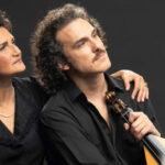 Ο Νίκος Ξυλούρης ζωντανεύει στη σκηνή: Η παράσταση που αναδεικνύει τον αρχάγγελο της Κρήτης