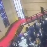 Σοκ στη Ρώμη: Πολιτικός σκόνταψε σε δεξίωση – Έσπασε πολύτιμο βιτρό του Μάριο Σιρόνι