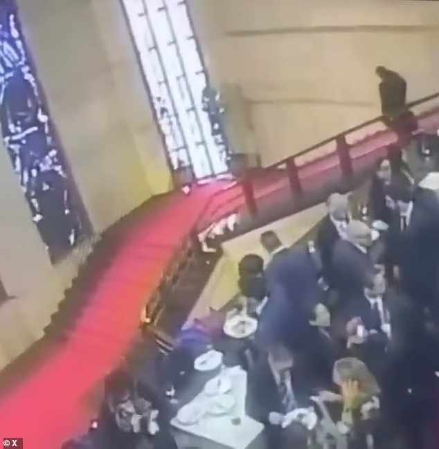 Σοκ στη Ρώμη: Πολιτικός σκόνταψε σε δεξίωση – Έσπασε πολύτιμο βιτρό του Μάριο Σιρόνι