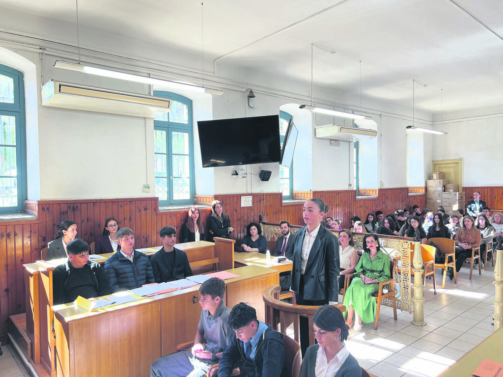 Εικονική δίκη με μαθητές σε ρόλο δικαστών, εισαγγελέων, δικηγόρων