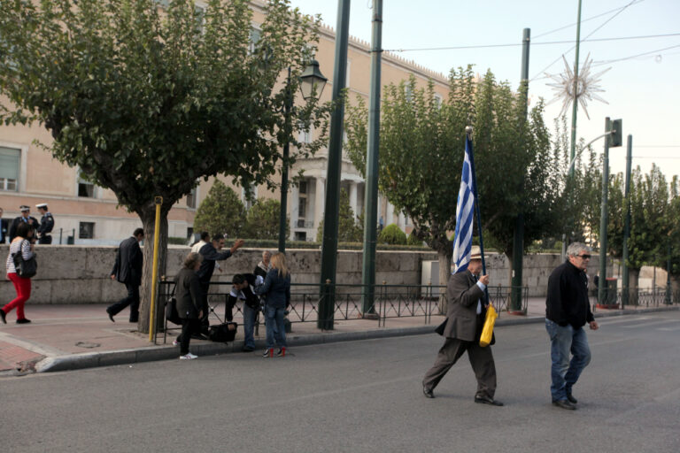 Συντάξεις: Διπλασιάζεται με αναδρομική ισχύ το επίδομα των συνταξιοδοτούμενων θυμάτων πολέμου – Ποιοι θα πάρουν 500 ευρώ