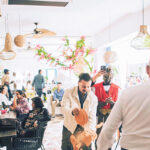 Στη Ζάμπια τρώνε μουσακά, χορεύουν συρτάκι και σπάνε πιάτα – Τι λέει στον ΕΤ ο Ελληνας ιδιοκτήτης εστιατορίου που κάνει θραύση