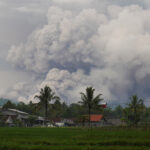 Ινδονησία: Σε εξέλιξη η επιχείρηση διάσωσης 170 εγκλωβισμένων ορειβατών μετά την έκρηξη του ηφαιστείου Semeru