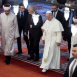 Ο πάπας Λέων στο Μπλε Τζαμί της Κωνσταντινούπολης: Έβγαλε τα παπούτσια του αλλά δεν προσευχήθηκε