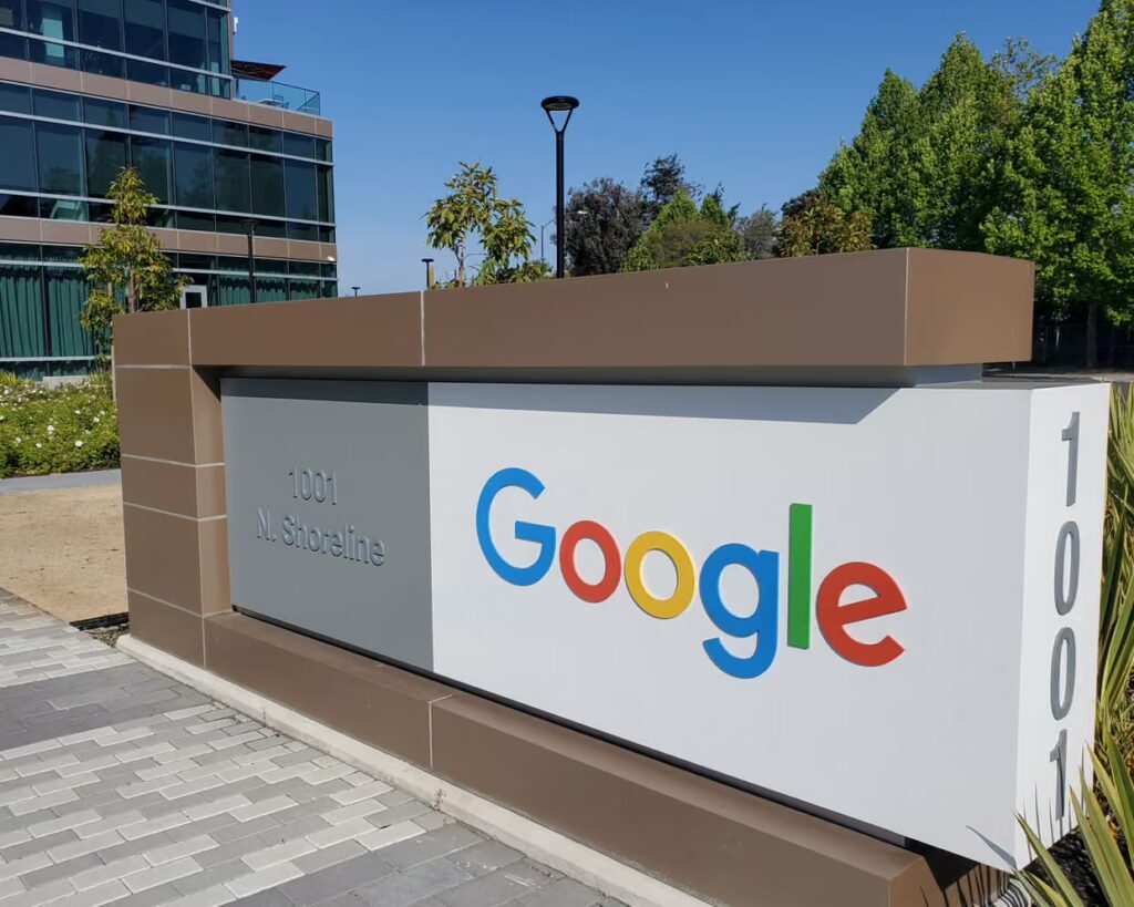 Στο στόχαστρο της Ε.Ε. η Google: Κατηγορείται ότι «κρύβει» εμπορικό περιεχόμενο των ΜΜΕ από τις αναζ