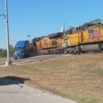 Τρένο συγκρούεται με φορτηγό που μετέφερε οχήματα στο Τέξας – Είχε κολλήσει στις ράγες (βίντεο)