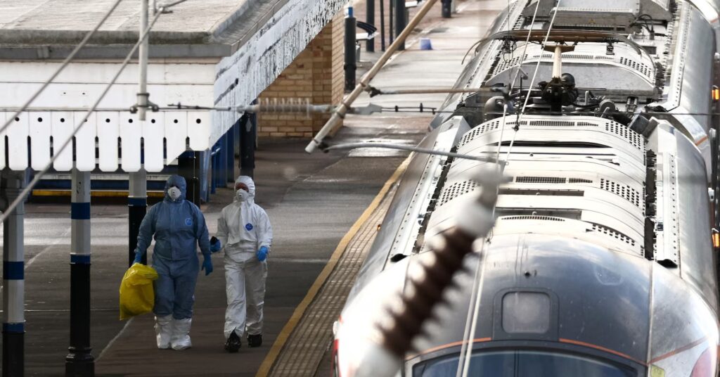 Βρετανία: Επίθεση με μαχαίρι σε τρένο – Σε κρίσιμη κατάσταση νοσηλεύεται ο εργαζόμενος-ήρωας &