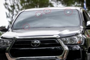 Βορίζια: «Πεδίο μάχης» το χωριό - «Γαζωμένα» αυτοκίνητα και κτίρια από τις σφαίρες