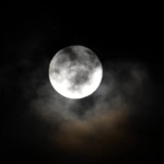 «Φεγγάρι του Κάστορα»: Οι πρώτες φωτογραφίες από την μαγευτική υπερπανσέληνο [εικόνες]