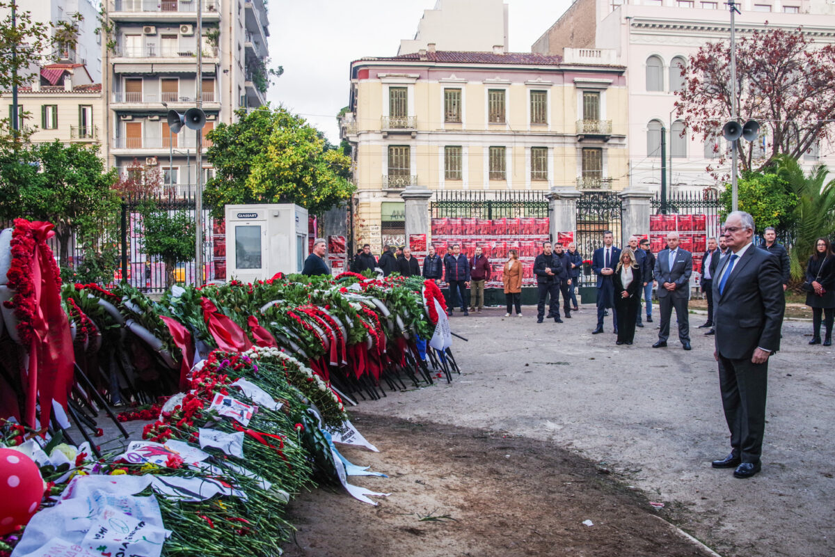 Στο Πολυτεχνείο βρέθηκε νωρίς το πρωί της Δευτέρας ο Πρόεδρος της Δημοκρατίας, Κωνσταντίνος Τασούλας, για να αποτίσει φόρο τιμής σε όσους έδωσαν τη ζωή τους στην εξέγερση του 1973