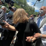 Άλισον Μακ: Μιλά για πρώτη φορά μετά την αποφυλάκισή της – Πώς εξηγεί την εμπλοκή της στη σέκτα Nxivm