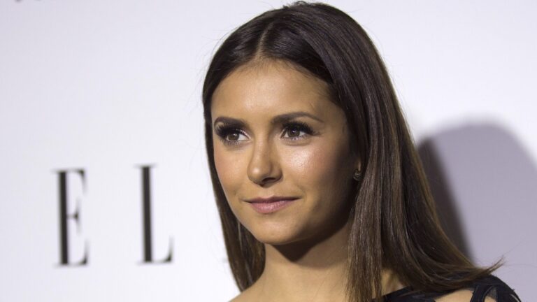 Nina Dobrev: Το άδειο δάχτυλο στο TikTok που άναψε φωτιές για νέο ξεκίνημα