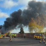 Φωτιά σε αποθήκη στο Λονδίνο: 150 πυροσβέστες στη μάχη για την κατάσβεση