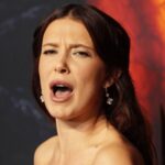 Μίλι Μπόμπι Μπράουν: Αντιπαράθεση με φωτογράφο στο κόκκινο χαλί – Της είπε να χαμογελάσει κι αυτή εκνευρίστηκε (βίντεο)