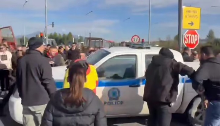 Στήνουν μπλόκα οι αγρότες: Σκηνές έντασης στη Θεσσαλία – Έσπασαν παρμπρίζ περιπολικού, χημικά σε Πλατύκαμπο και Νίκαια [βίντεο]