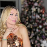 Η Μαριέττα Χρουσαλά φωτογραφίζεται μπροστά στο χριστουγεννιάτικο δέντρο στο σπίτι της