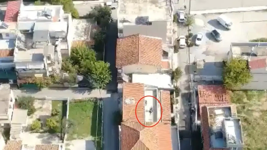 Άνω Λιόσια: Δείτε βίντεο drone από την έφοδο της ΕΛΑΣ σε σπίτια-«καταστήματα» διακίνησης ναρκωτικών