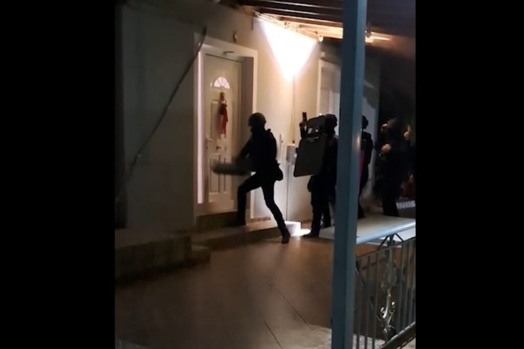 Νέο βίντεο από την αστυνομική επιχείρηση με Ρομά που είχαν βγάλει εκατομμύρια από απάτες
