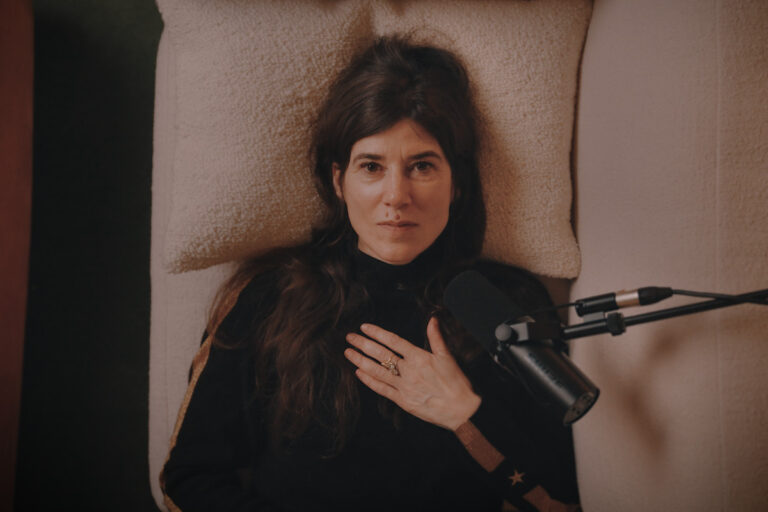 Όταν η μόδα συναντά την ψυχανάλυση: Η Bella Freud και η Alexa Chung μιλούν για το στυλ