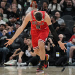 Ανατροπή στο Σικάγο: Οι Μπουλς γύρισαν από το -24 – Ήρωες Γκίντεϊ και Βούτσεβιτς – Το νικητήριο τρίποντο στα 3,2