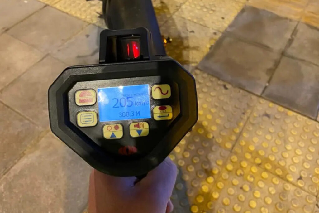 Λεωφόρος Μαραθώνος: Έπιασαν 30χρονο οδηγό μηχανής χωρίς δίπλωμα να τρέχει με 205 χλμ.