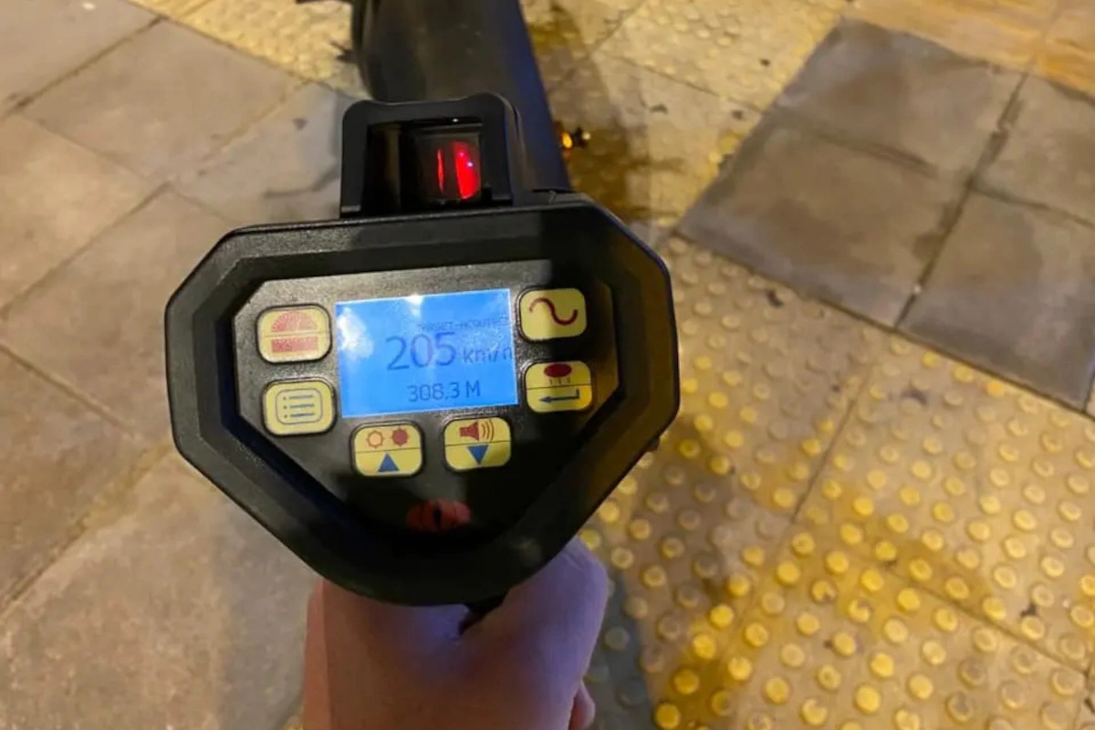 Λεωφόρος Μαραθώνος: Έπιασαν 30χρονο οδηγό μηχανής χωρίς δίπλωμα να τρέχει με 205 χλμ.