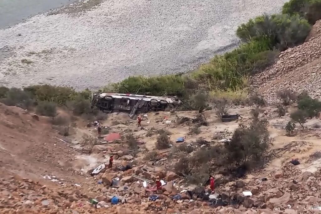 Τραγωδία στο Περού: Τουλάχιστον 37 νεκροί από τροχαίο δυστύχημα με λεωφορείο
